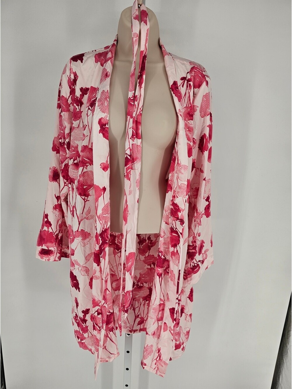 Secret Treasures Womens Sz M Satin Robe Bright Pink Floral
